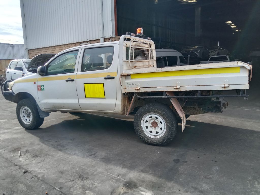 P5549 - Toyota Hilux 2013 White Wrecking - Image 11