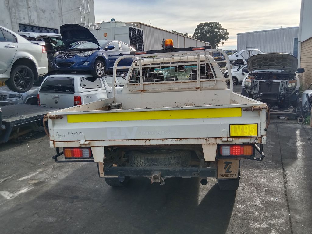 P5549 - Toyota Hilux 2013 White Wrecking - Image 12