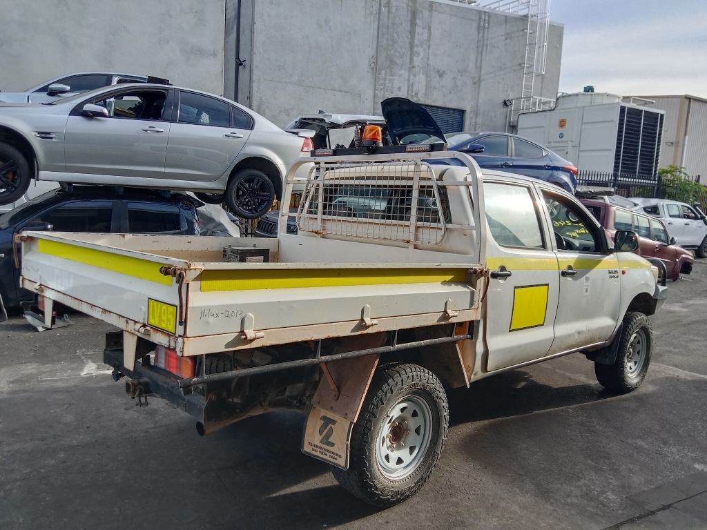 P5549 - Toyota Hilux 2013 White Wrecking - Image 13