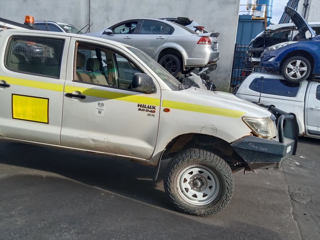 P5549 - Toyota Hilux 2013 White Wrecking - Image 14