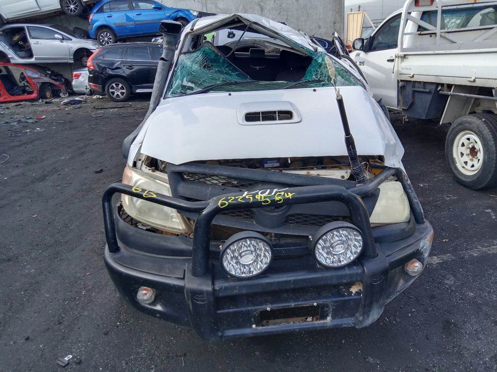 P5550 - Toyota Hilux 2008 White Wrecking