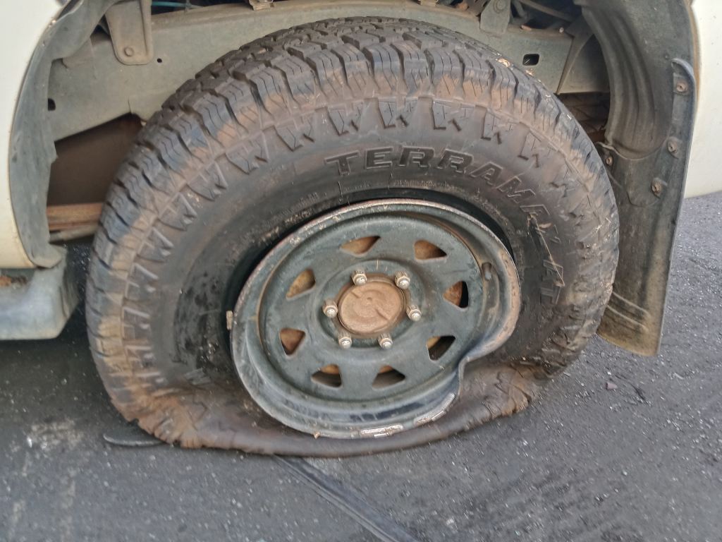 P5550 - Toyota Hilux 2008 White Wrecking - Image 3