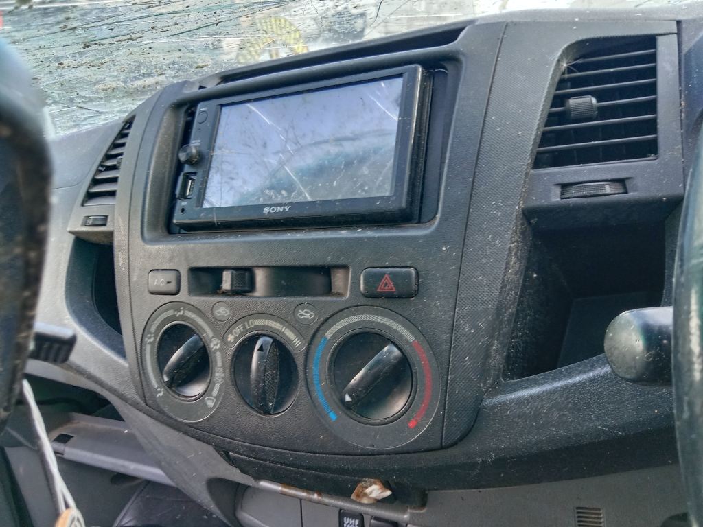 P5550 - Toyota Hilux 2008 White Wrecking - Image 10