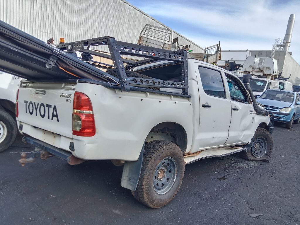 P5550 - Toyota Hilux 2008 White Wrecking - Image 14