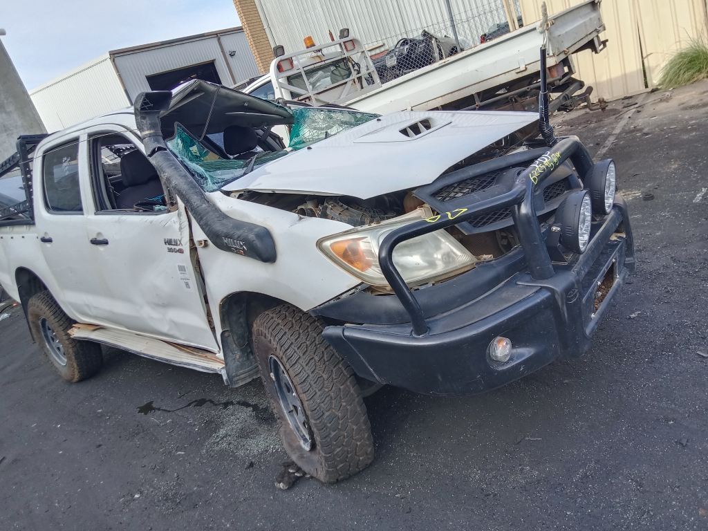 P5550 - Toyota Hilux 2008 White Wrecking - Image 15