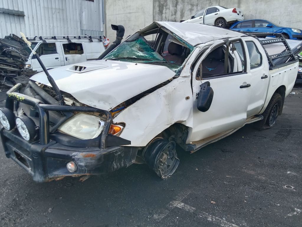 P5550 - Toyota Hilux 2008 White Wrecking - Image 16