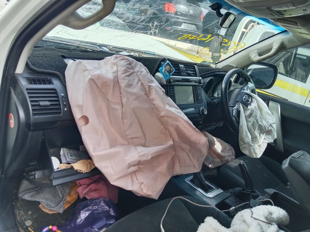 P5551 - Toyota LandCruiser Prado 150 2017 White Wrecking - Image 6