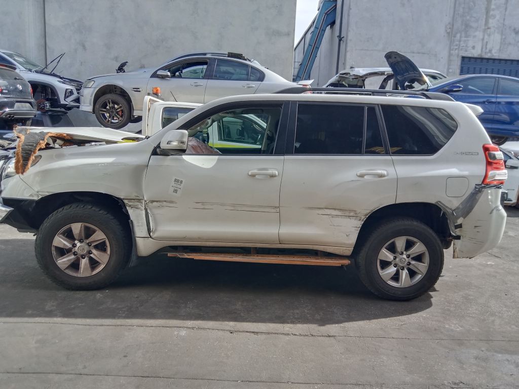 P5551 - Toyota LandCruiser Prado 150 2017 White Wrecking - Image 13