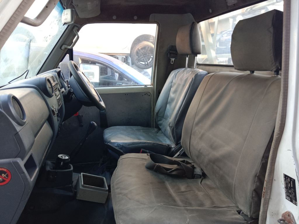 P5552 - Toyota LandCruiser 79 2010 White Wrecking - Image 9