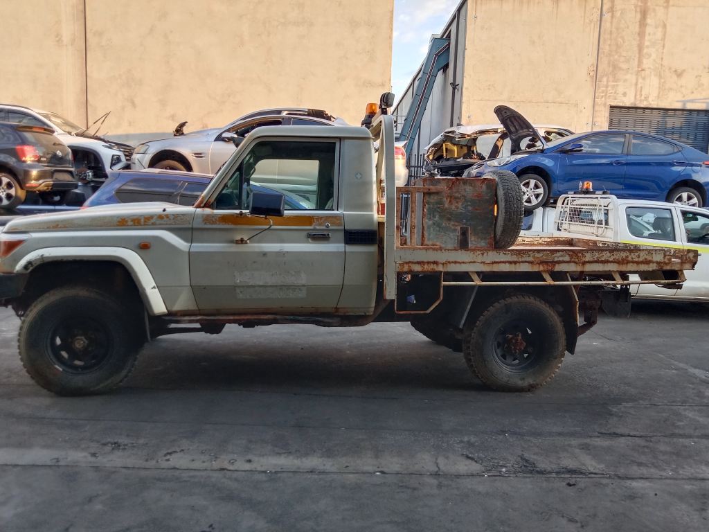 P5552 - Toyota LandCruiser 79 2010 White Wrecking - Image 14