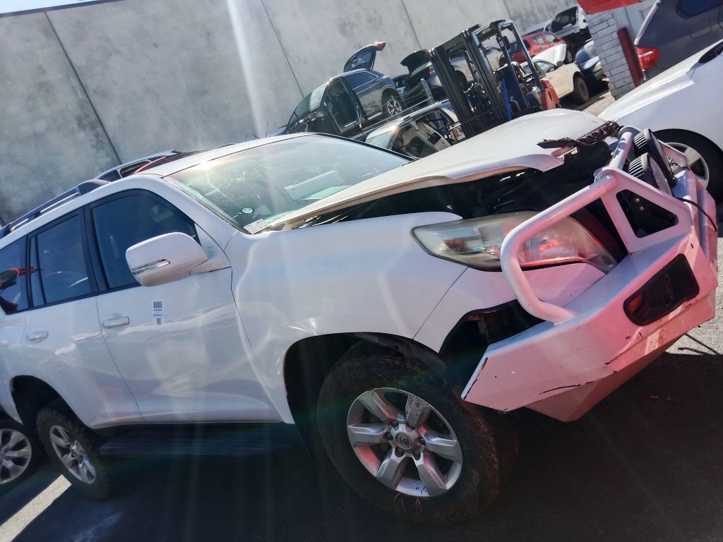 P5553 - Toyota LandCruiser Prado 150 2015 White Wrecking - Image 3