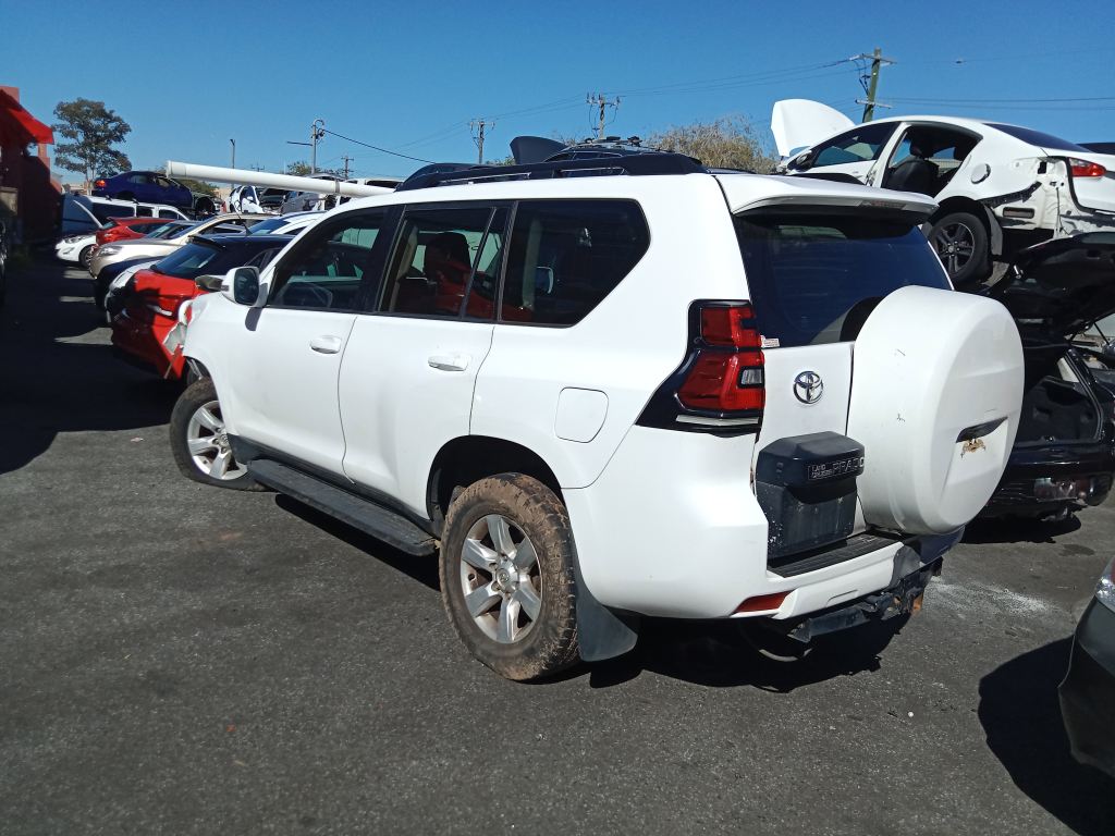 P5553 - Toyota LandCruiser Prado 150 2015 White Wrecking - Image 6