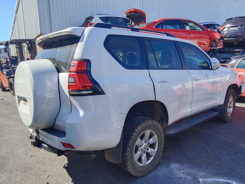 P5553 - Toyota LandCruiser Prado 150 2015 White Wrecking - Image 14