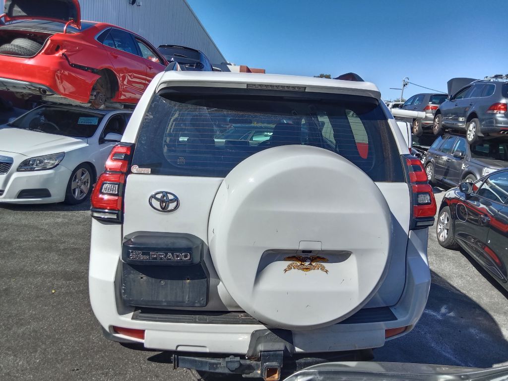 P5553 - Toyota LandCruiser Prado 150 2015 White Wrecking - Image 15