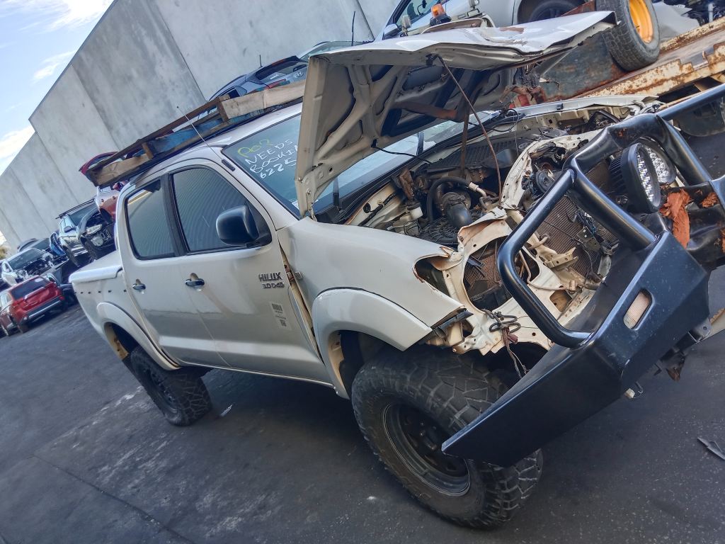 P5554 - Toyota Hilux 2010 White Wrecking - Image 2