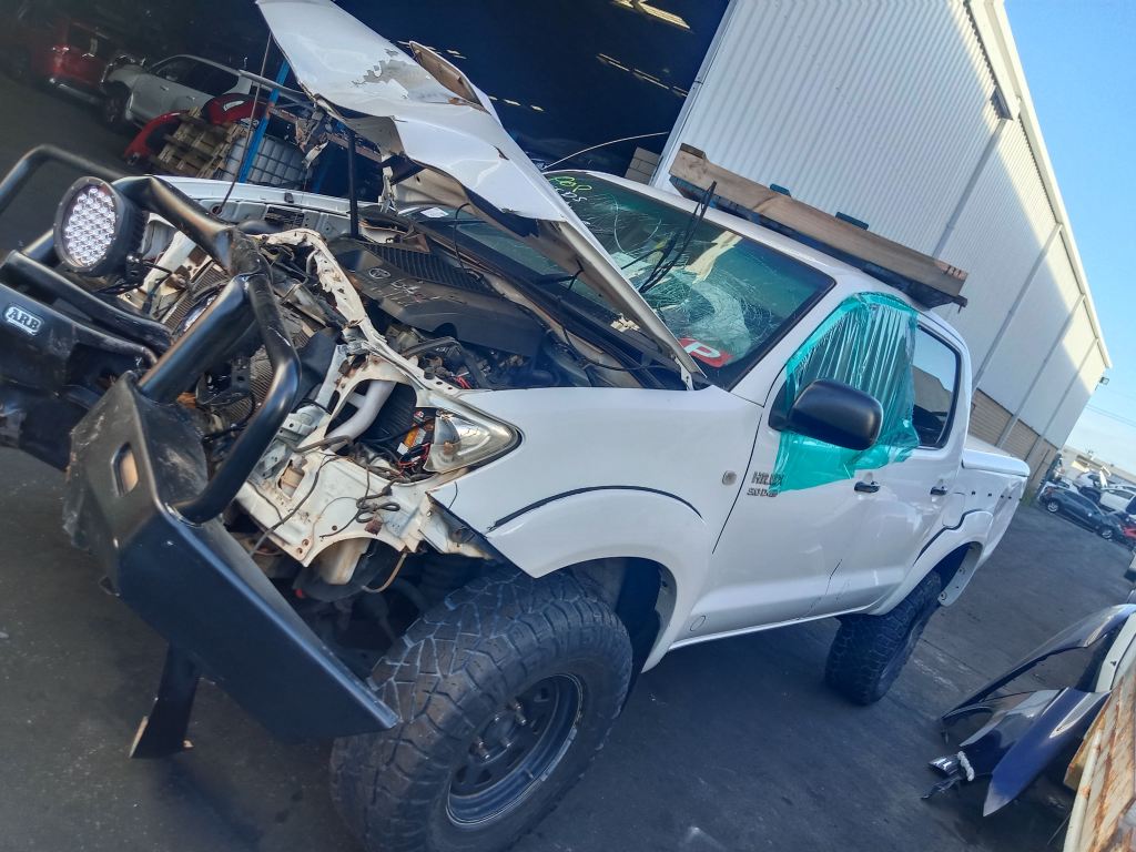 P5554 - Toyota Hilux 2010 White Wrecking - Image 3