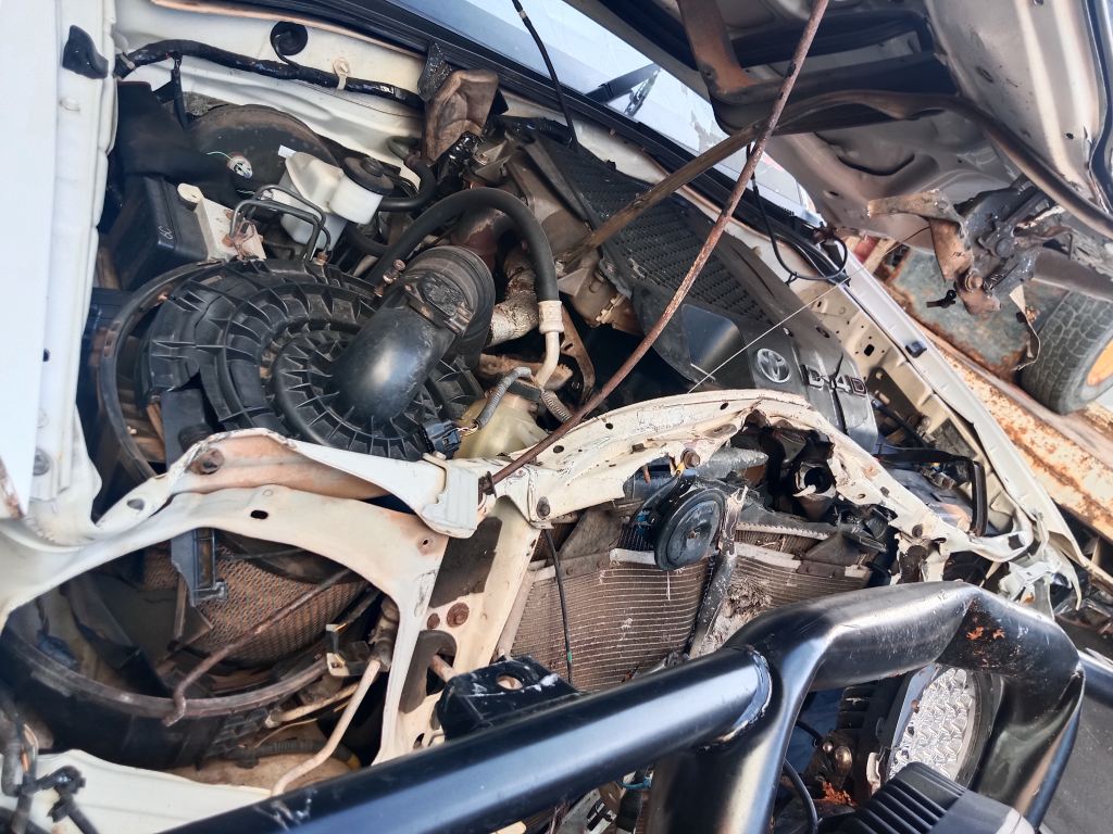 P5554 - Toyota Hilux 2010 White Wrecking - Image 4