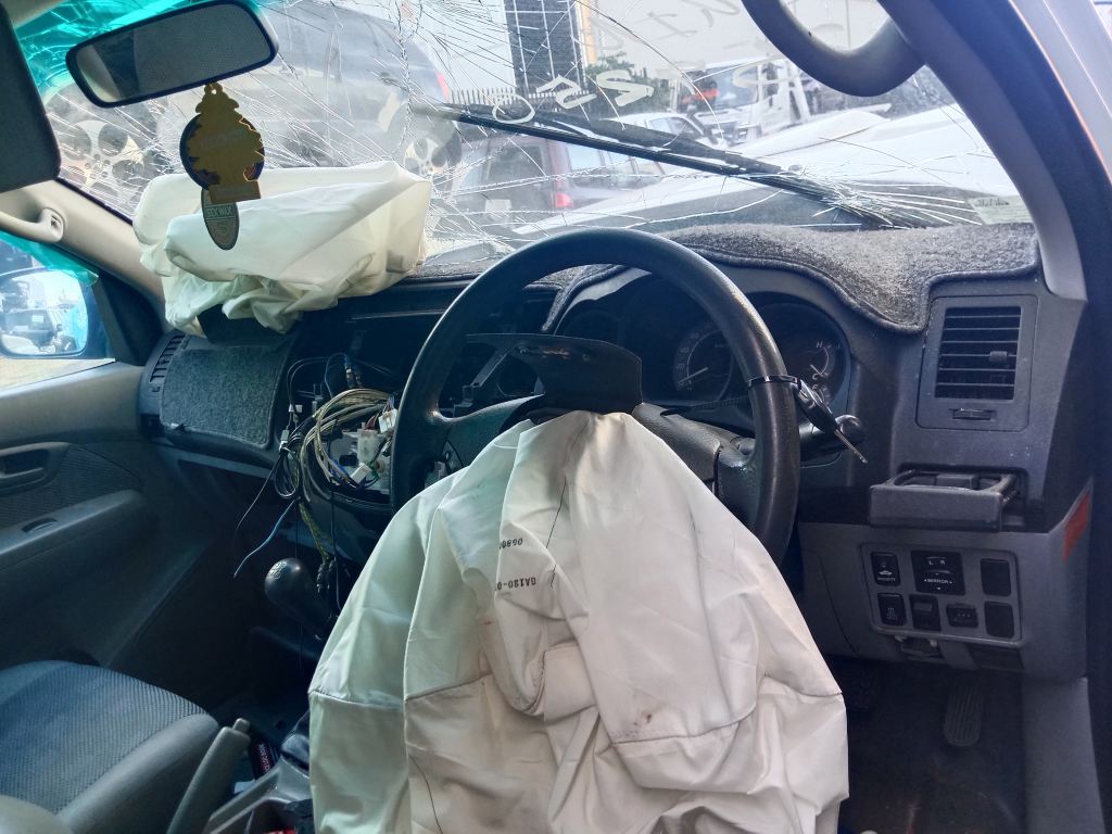 P5554 - Toyota Hilux 2010 White Wrecking - Image 6