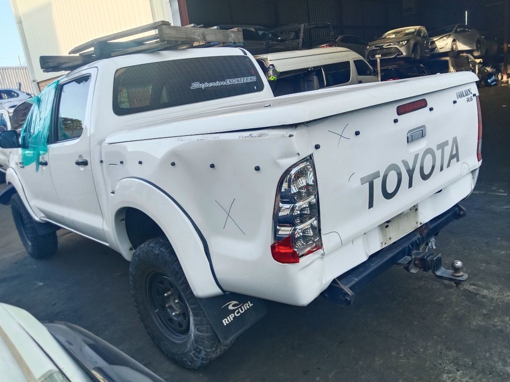 P5554 - Toyota Hilux 2010 White Wrecking - Image 9
