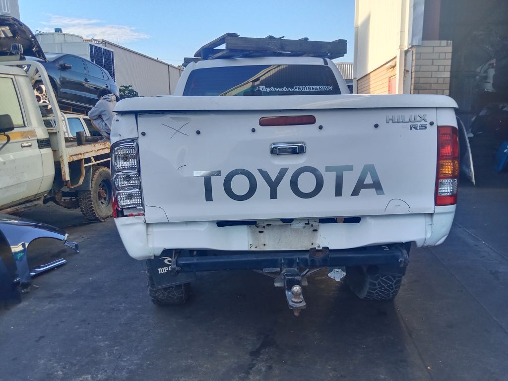 P5554 - Toyota Hilux 2010 White Wrecking - Image 15