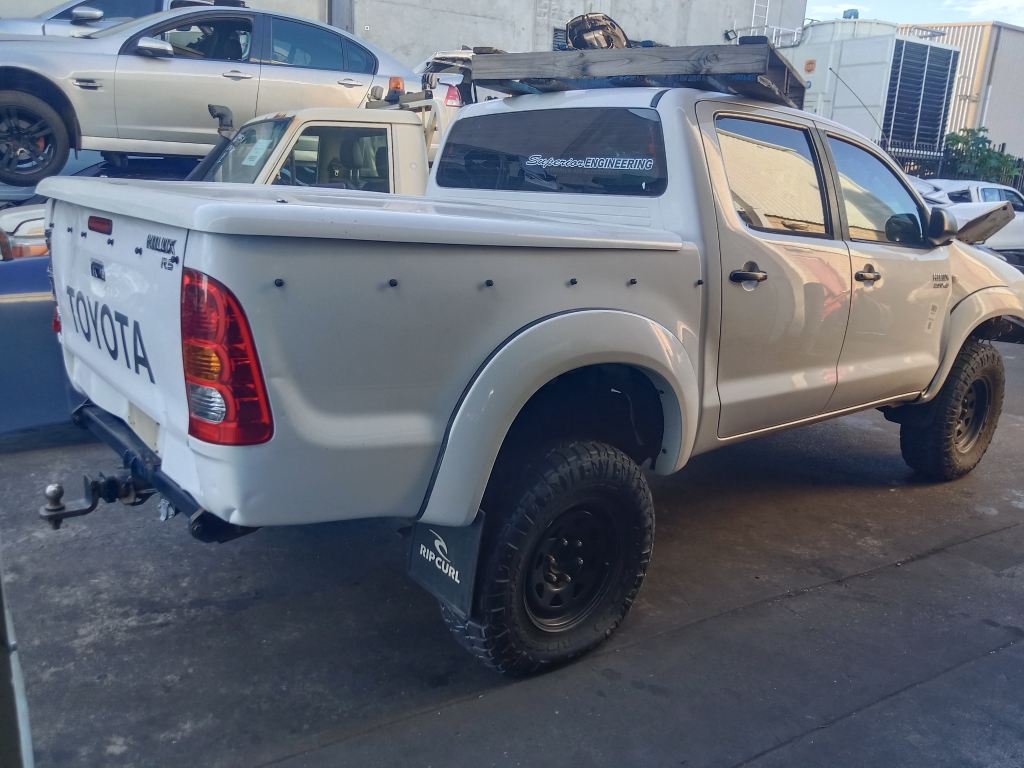 P5554 - Toyota Hilux 2010 White Wrecking - Image 16