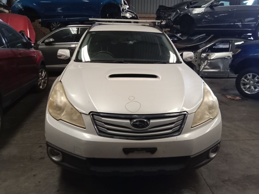P5564 – Subaru outback 2009 White Wrecking