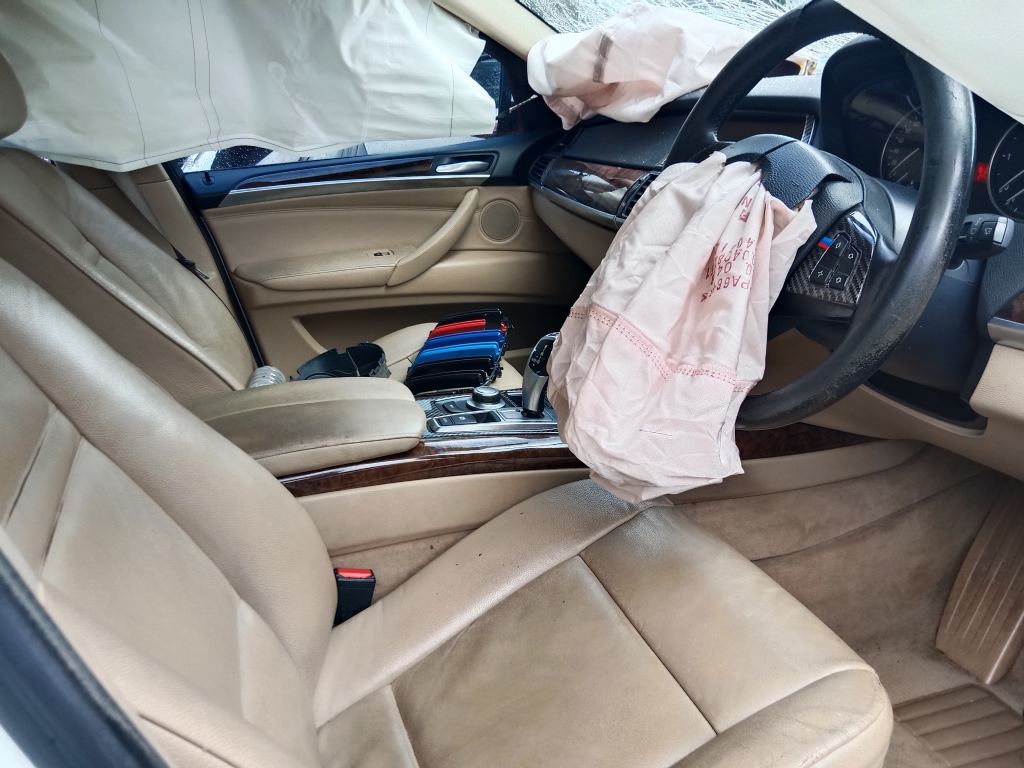 P5565 - BMW E70 X5 2008 White Wrecking - Image 2