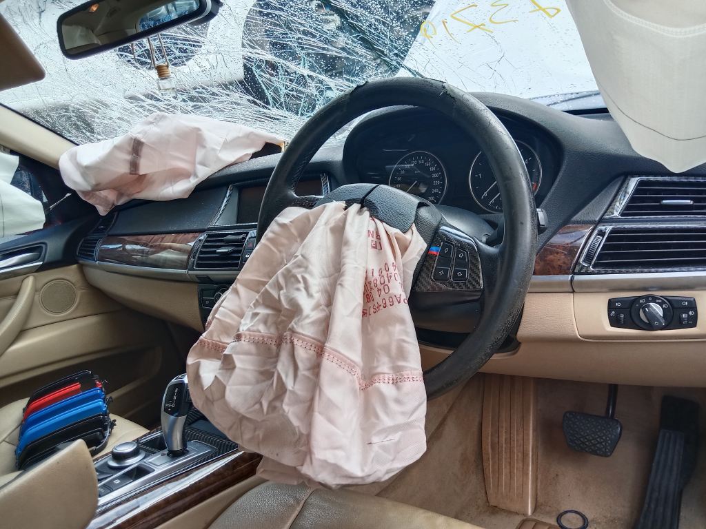 P5565 - BMW E70 X5 2008 White Wrecking - Image 4