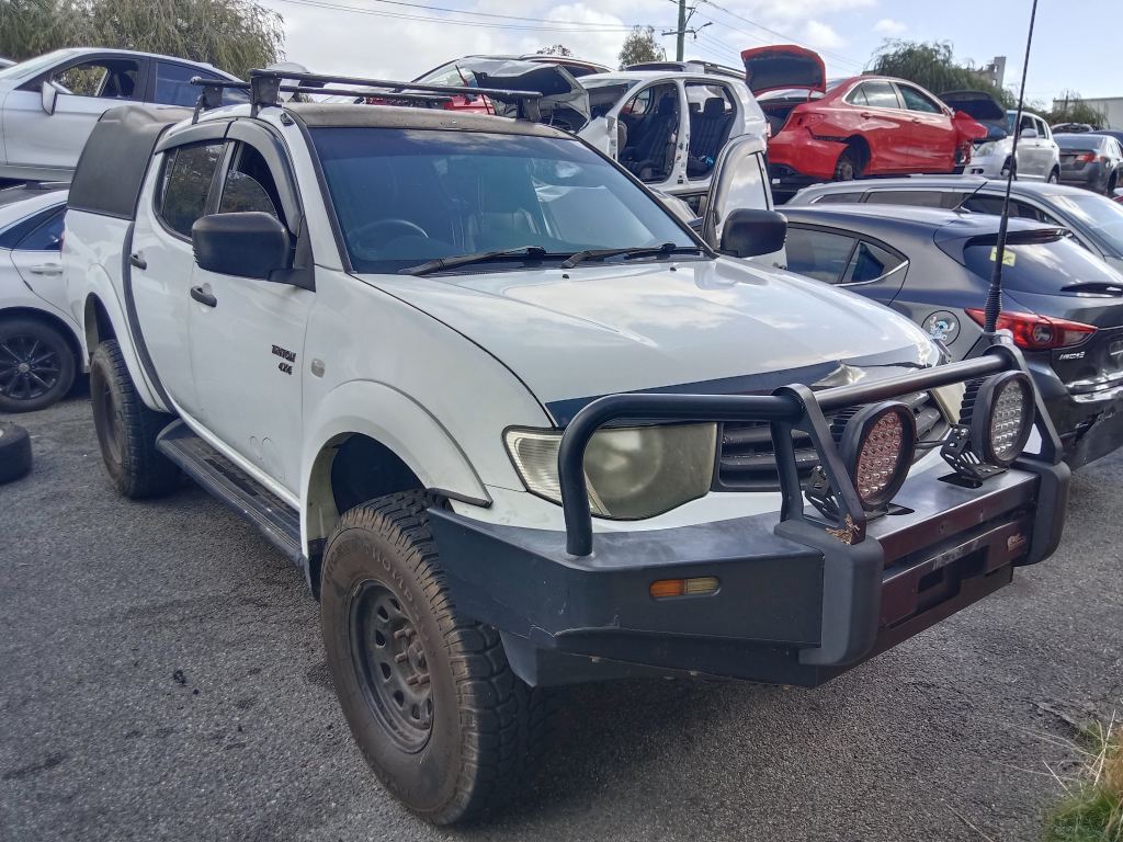 P5567 – Mitsubishi Triton 2012 White Wrecking