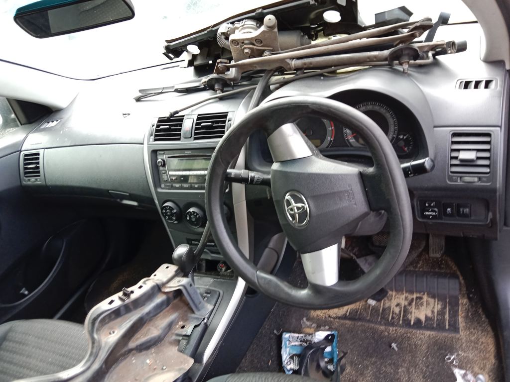 P5580 - Toyota corolla 2010 Grey Wrecking - Image 5