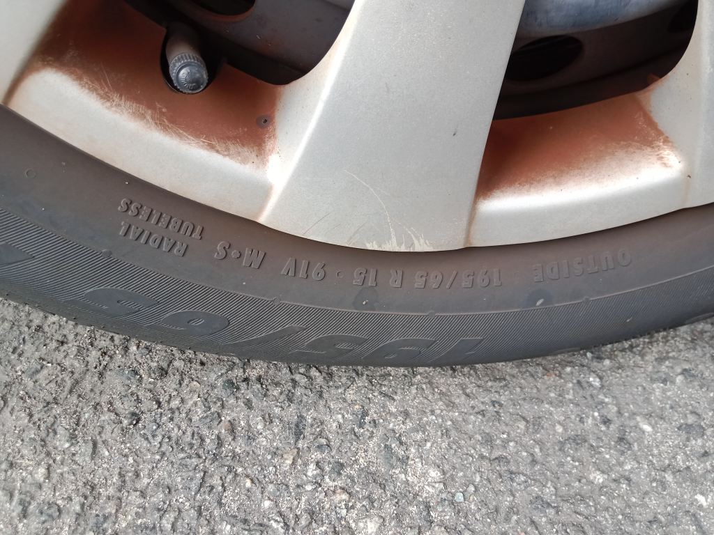 P5580 - Toyota corolla 2010 Grey Wrecking - Image 6