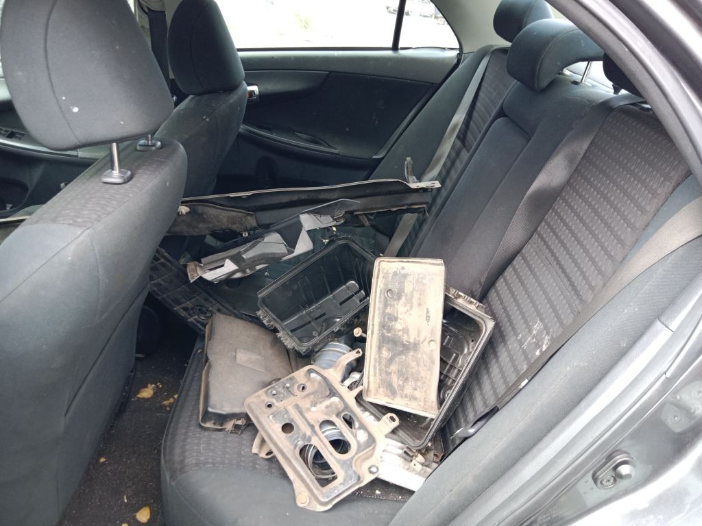 P5580 - Toyota corolla 2010 Grey Wrecking - Image 7