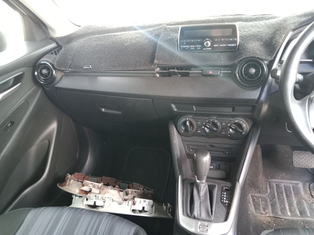 P5581 - Mazda 2 2015 White Wrecking - Image 5