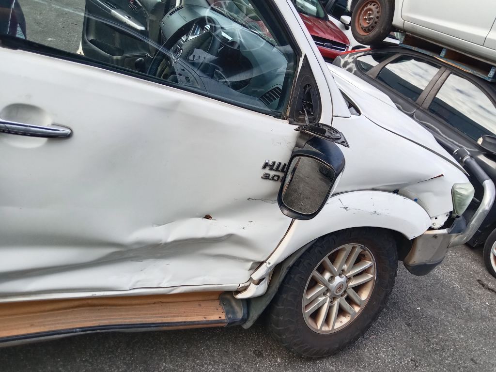 P5583 - Toyota Hilux 2014 White Wrecking - Image 3