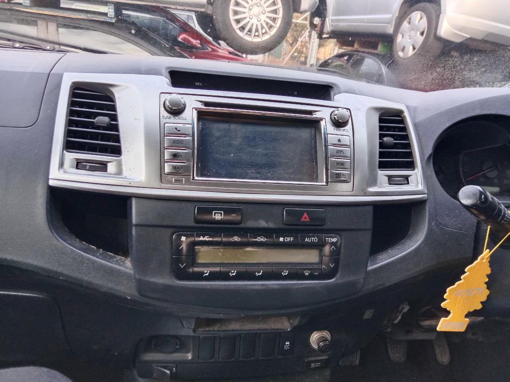 P5583 - Toyota Hilux 2014 White Wrecking - Image 4
