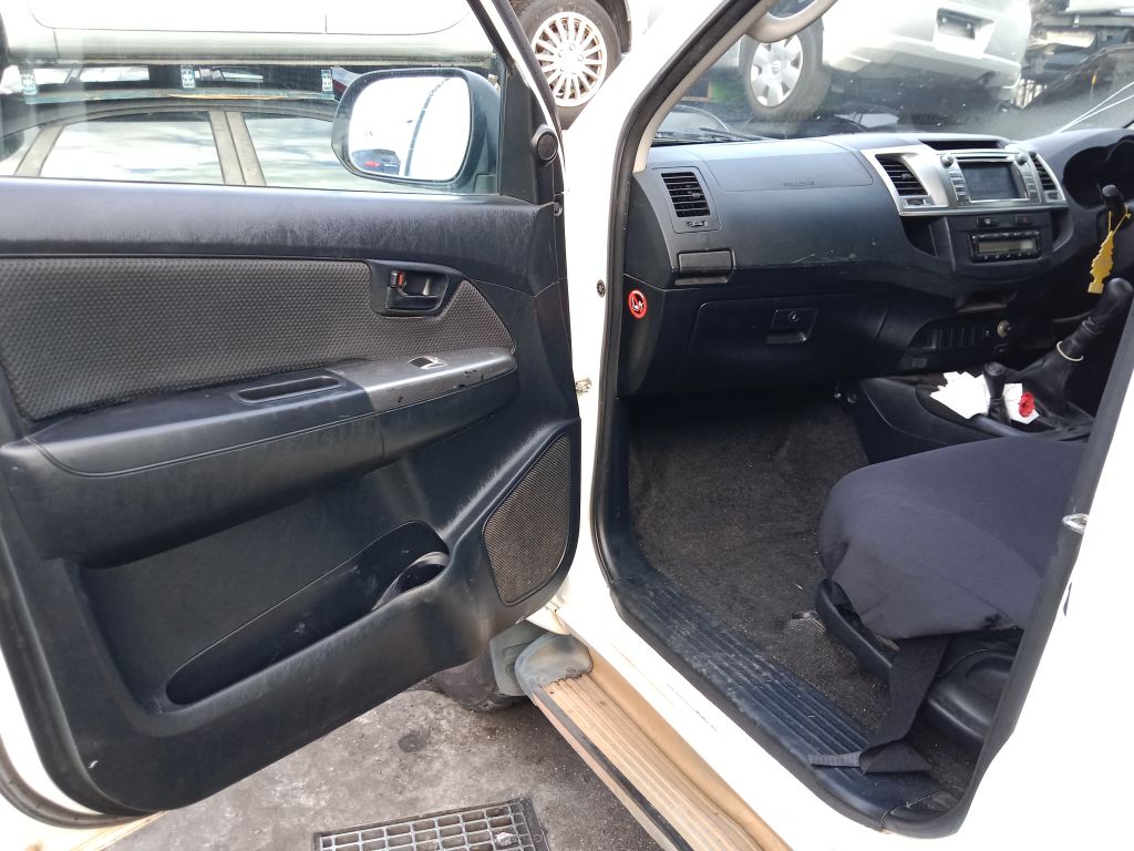P5583 - Toyota Hilux 2014 White Wrecking - Image 6