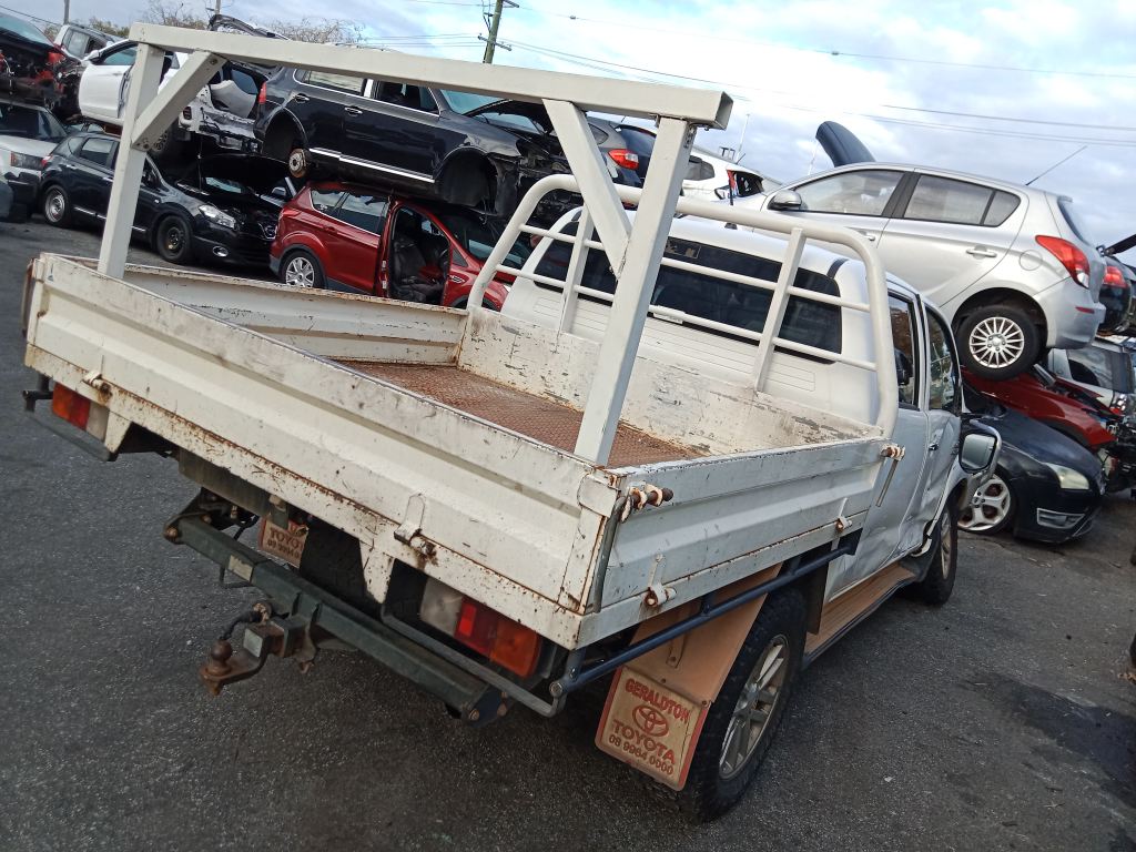 P5583 - Toyota Hilux 2014 White Wrecking - Image 9