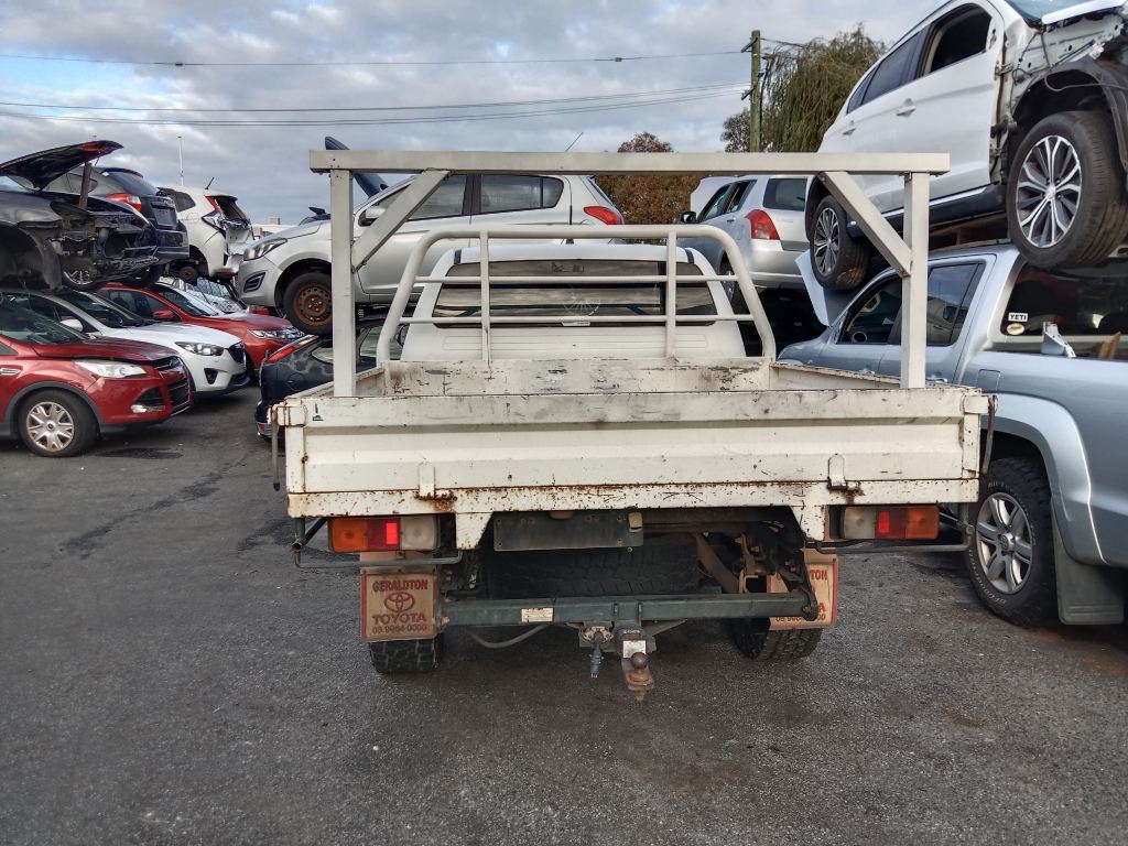 P5583 - Toyota Hilux 2014 White Wrecking - Image 11
