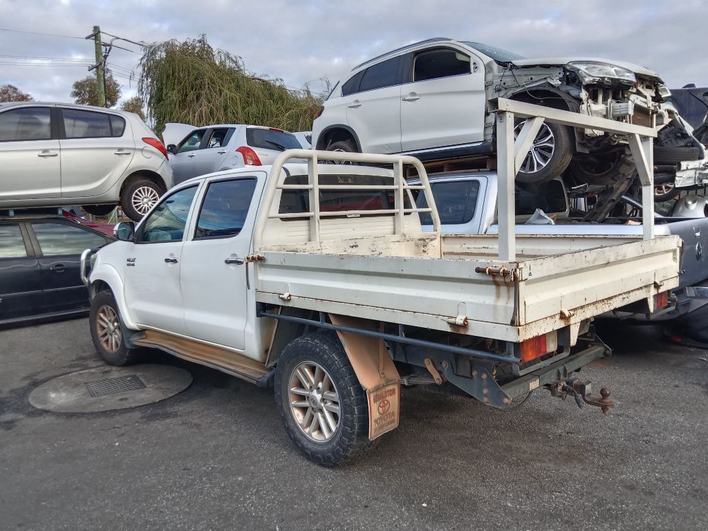 P5583 - Toyota Hilux 2014 White Wrecking - Image 12
