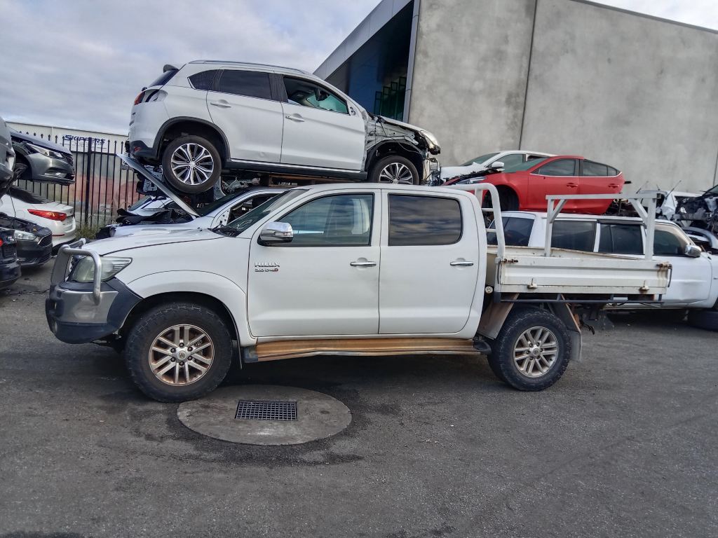 P5583 - Toyota Hilux 2014 White Wrecking - Image 14