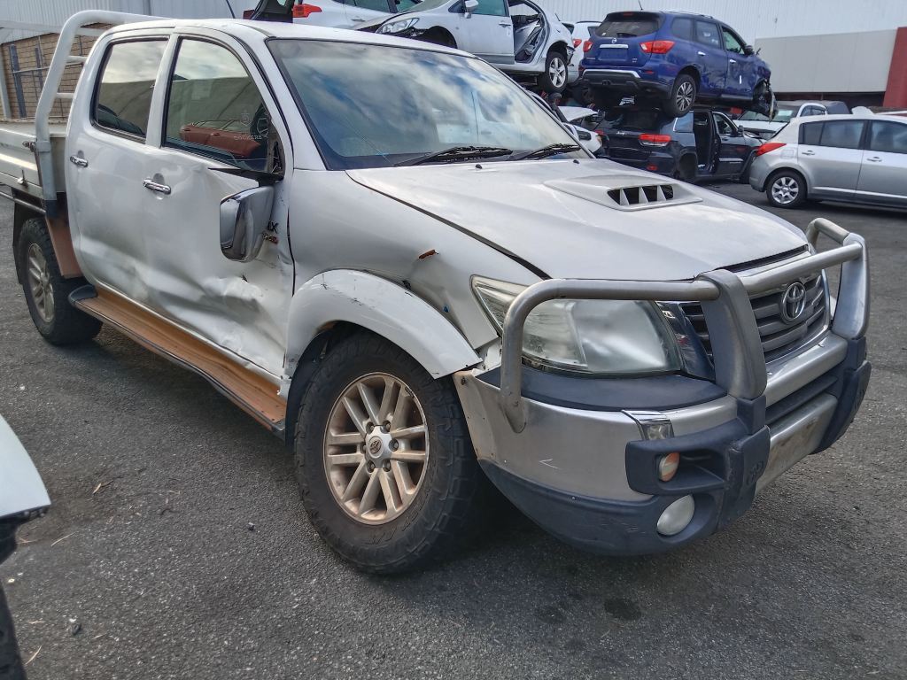 P5583 - Toyota Hilux 2014 White Wrecking - Image 15