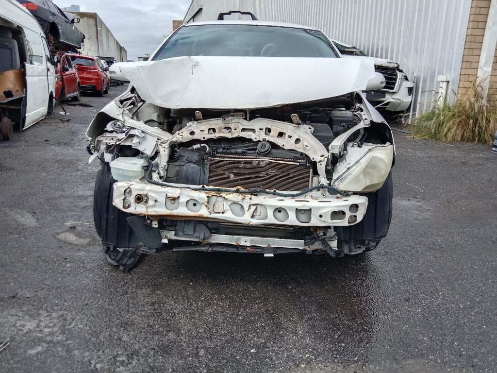 P5606 - Toyota Yaris sedan 2009 White Wrecking