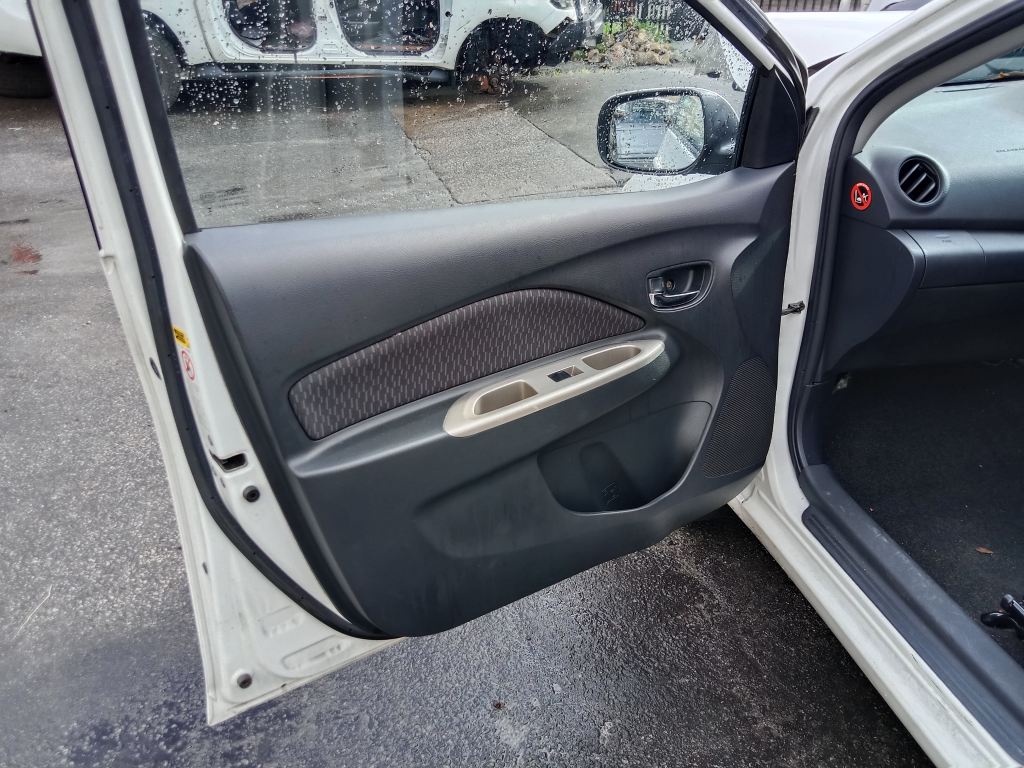 P5606 - Toyota Yaris sedan 2009 White Wrecking - Image 2
