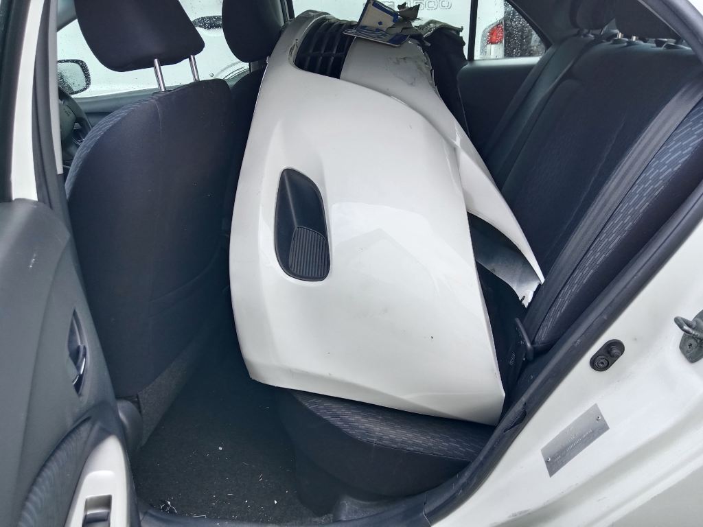 P5606 - Toyota Yaris sedan 2009 White Wrecking - Image 3