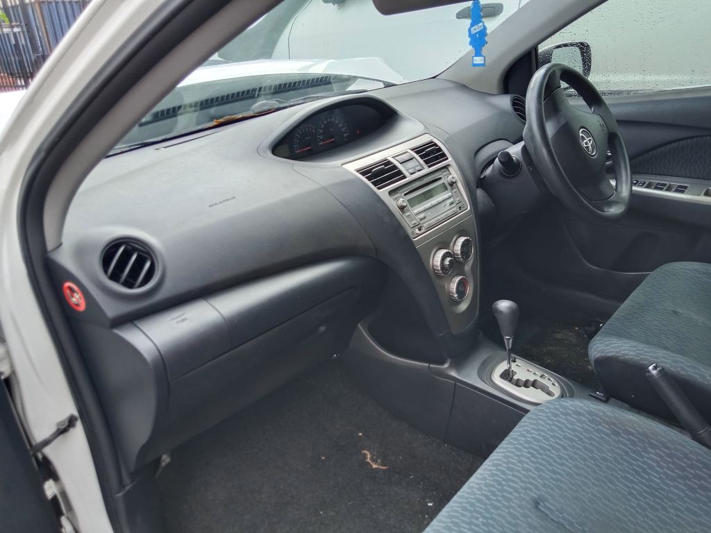P5606 - Toyota Yaris sedan 2009 White Wrecking - Image 4