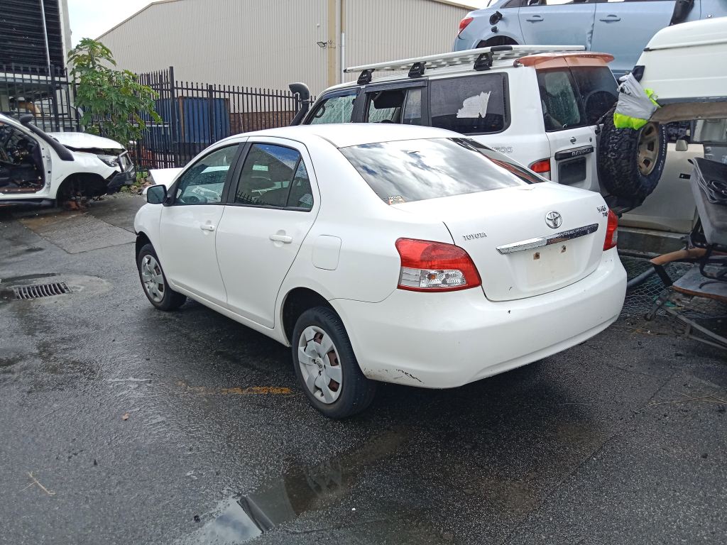 P5606 - Toyota Yaris sedan 2009 White Wrecking - Image 6