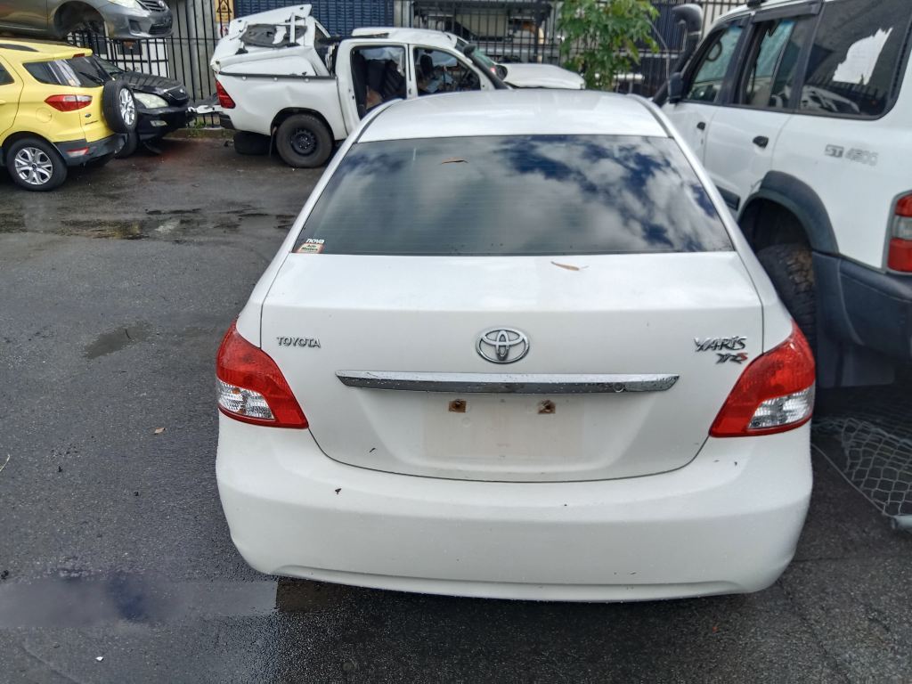 P5606 - Toyota Yaris sedan 2009 White Wrecking - Image 7