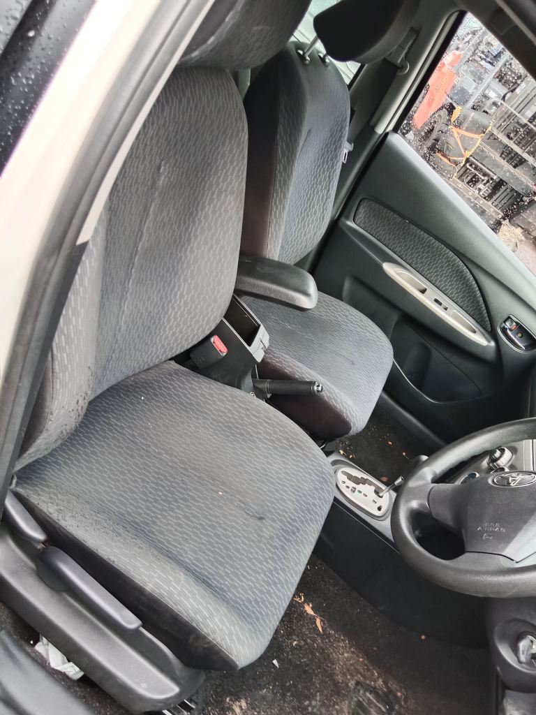 P5606 - Toyota Yaris sedan 2009 White Wrecking - Image 8