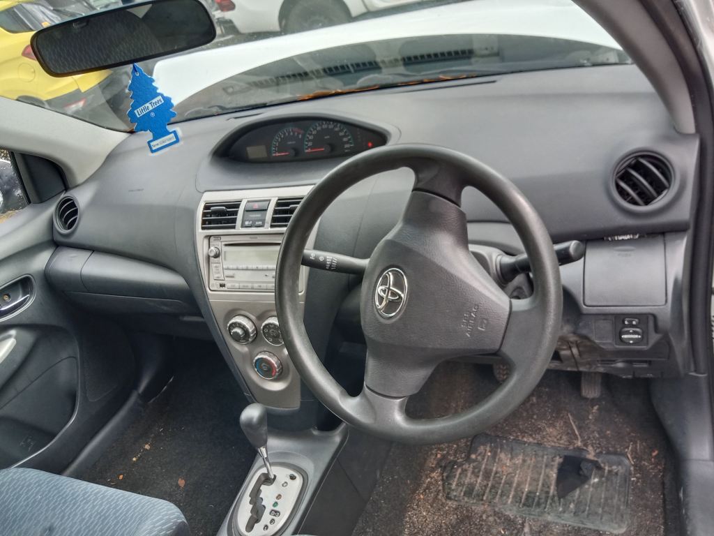 P5606 - Toyota Yaris sedan 2009 White Wrecking - Image 9
