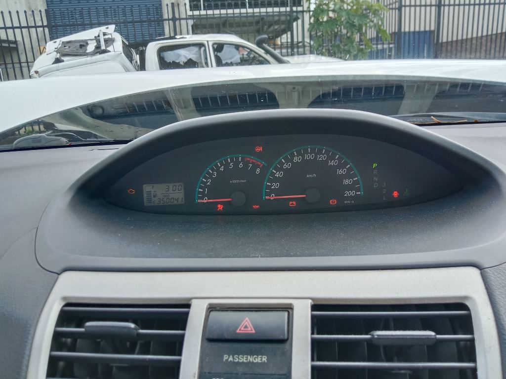 P5606 - Toyota Yaris sedan 2009 White Wrecking - Image 11